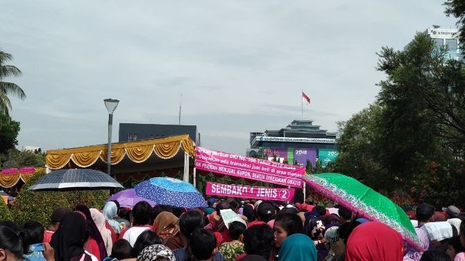 Tenda bagi-bagi sembako di Monas - Image