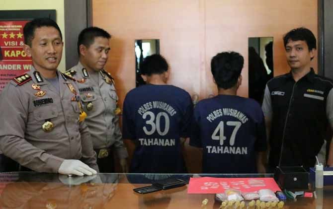 Kapolres Mura Suhendro saat memberikan keterangan pers soal penangkapan bandar narkoba. - Image