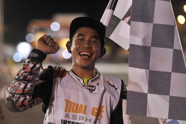 Pembalap Supermoto Indonesia, Gerry Salim berhasil mengalahkan tiga kontestan internasional yang berlaga di seri final Trial Game Asphalt 2018. - Image