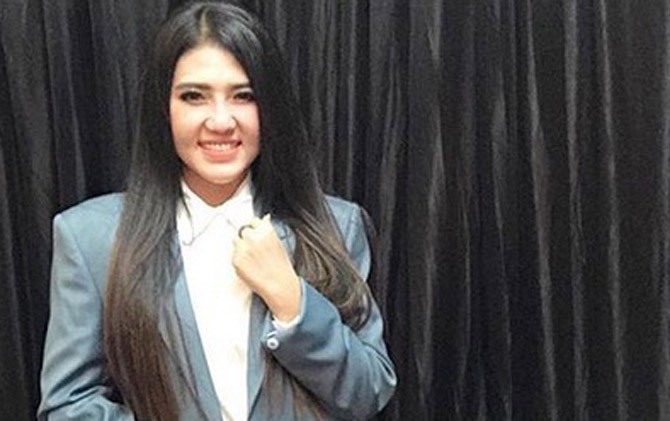Penampilan Via Vallen mengenakan jas di Indonesian Choice Awards 2018 tuai pujian. - Image