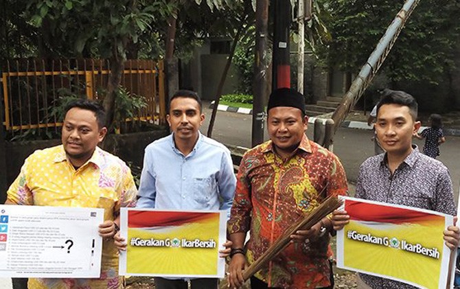 Inisiator GMPG, Sirajuddin Abdul Wahab membawa sabu sebagai bentuk keprihatinannya terkait pergantian Ketua Fraksi DPR RI - Image