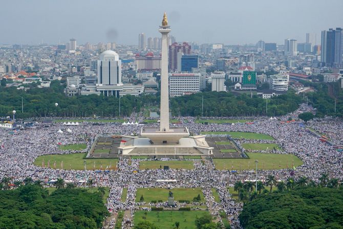 Massa peserta Reuni Akbar 212 menyemut di sekitaran kawasan Monas. Mereka mengklaim diikuti 8 juta orang. - Image