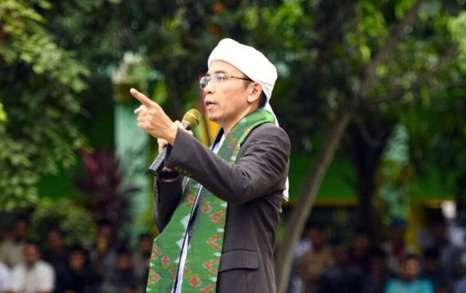 Gubernur NTB, Zainul Majdi atau biasa dikenal sebagai Tuan Guru Bajang (TGB) dan kader Demokrat sudah menyatakan dukungan kepda Golkar untuk mendukung Jokowi di Pilpres 2019. - Image