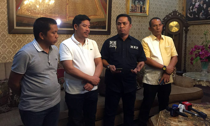 UNGGUL: Wakil Ketua Bidang Organisasi dan Daerah DPD I Partai Golkar Sulsel Risman Pasigai (kemeja hitam) bersama tim pemenangan NH-Aziz saat memberikan keterangan di Jalan Mapala, Makassar, Rabu (27/6) malam. - Image