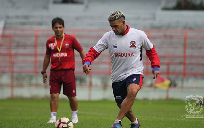 Cristian Gonzales ingin persembahkan gelar bersama Madura United - Image