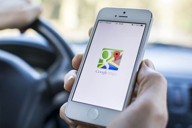 Ilustrasi: Orang menggunakan layanan peta digital Google Maps. - Image