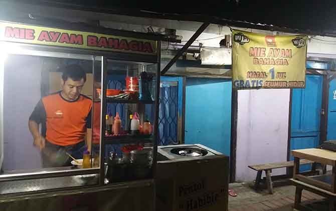 Deky Hayub Prasetyo saat membuat mie ayam. - Image