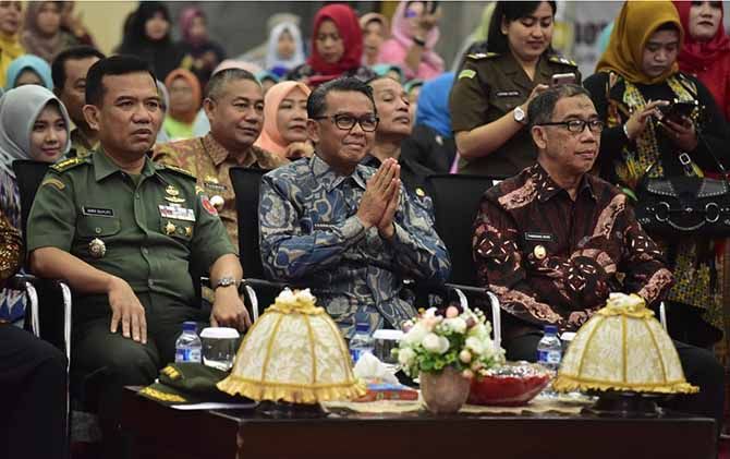Gubernur Sulsel Nurdin Abdullah dalam peringatan puncak Hari Ibu di Ruang Pola Kantor Gubernur, Makassar, Kamis (27/12). - Image
