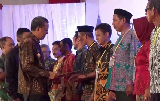 Gubernur Sulsel Nurdin Abdullah dalam penyerahan simbolis 3 ribu sertifikat gratis kepada warga penerima di Lapangan Indoor, PT Telkom, Jalan Ap Pettarani, Makassar, Rabu siang (26/12). - Image