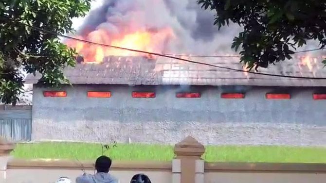 Gudang besar tempat finishing rotan CV Djava Basket terbakar. - Image