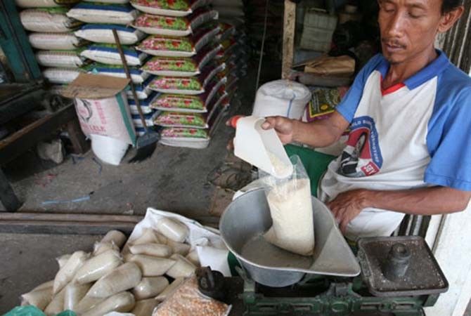 Petani tebu di Kabupaten Malang gigit jari. Pasalnya gula kristal putih impor mulai membanjiri pasaran dan membuat gula petani tidak laku. - Image