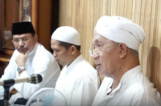 KH Asmuni yang dikenal dengan julukan Guru Danau (paling kanan) dikenal sebagai ulama kondang di Kalsel dan Kalteng. - Image