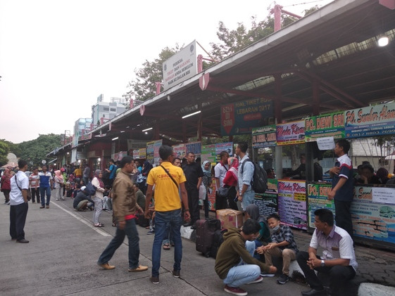 Pemudik memadati Terminal Bantuan Grogol, Jakarta Barat. - Image