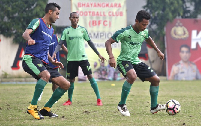 Otavio Dutra (paling kiri) salah satu algojo penalti yang disiapkan Persebaya - Image