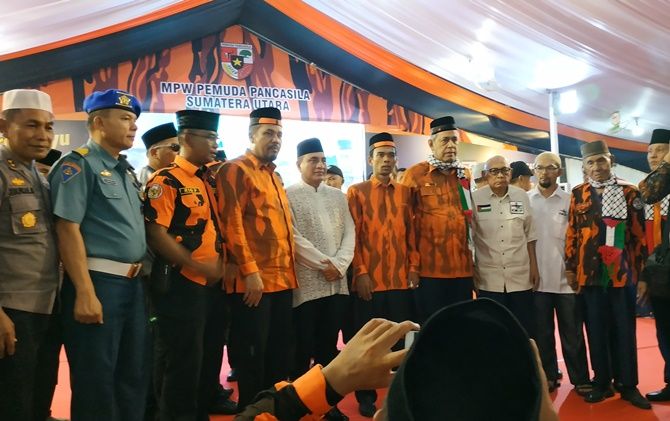 Abdul Somad memakai baju Loreng PP diapit Gubernur Sumut,Edy Rahmayadi dan Ketua MPW PP Sumut, Kodrat Shah saat HUT PP ke 59 tahun di Medan, Selasa (30/10). - Image