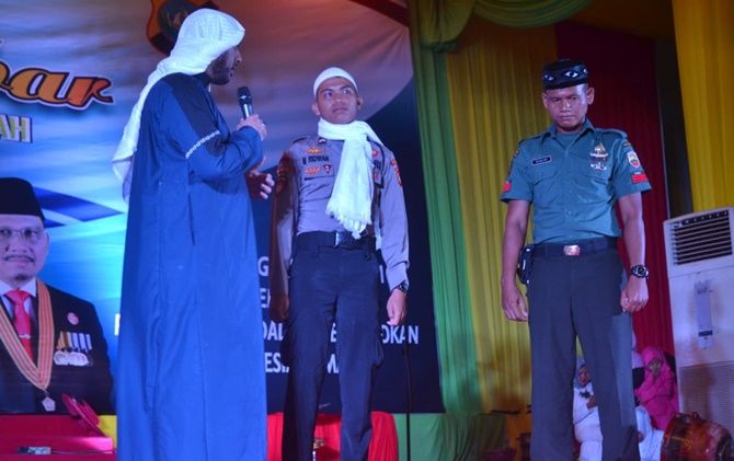 Bripda Ridwan saat bertemu Syekh Ali Jaber dalam peringatan Tahun Baru Islam. - Image