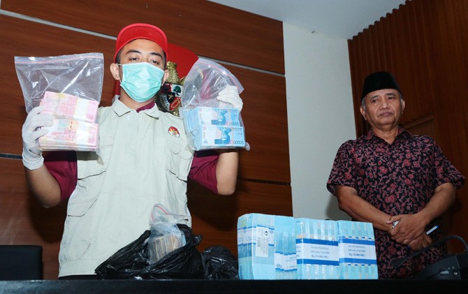 Penyidik KPK memperlihatkan barang bukti uang suap hasil operasi tangkap tangan (OTT) Bupati Hulu Sungai Selatan Abdul Latif, beberapa waktu lalu. - Image