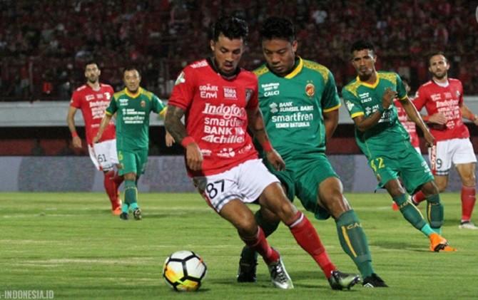 Hamka Hamzah lakukan selebrasi fortnite dance usai cetak gol kemenangan Sriwijaya FC atas Bali United. - Image