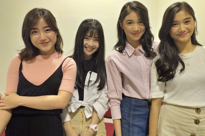 Dari kiri: Sinka Juliani, Cindy Yuvia, Shani Indira Natio, dan Nurhayati usai handshake event di Surabaya - Image