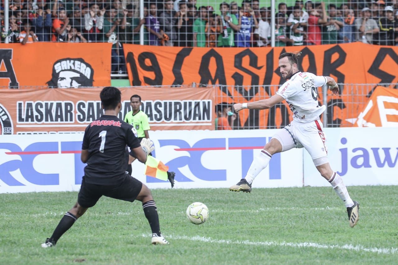 Spaso mencetak satu gol saat Bali United menang 2-0 atas Persekabpas, Minggu (16/12) sore WIB - Image