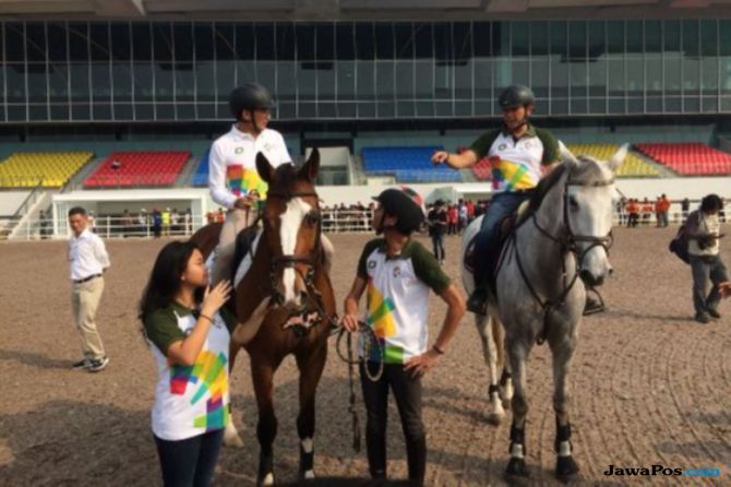 Wakil Gubernur DKI Jakarta Sandiaga Uno menaiki kuda di Jakarta Internasional Equestrian Park, Jakarta Timur. - Image