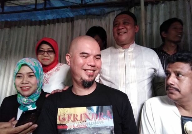 Ahmad Dhani saat ditemui di depan warung lontong balap di Surabaya. - Image
