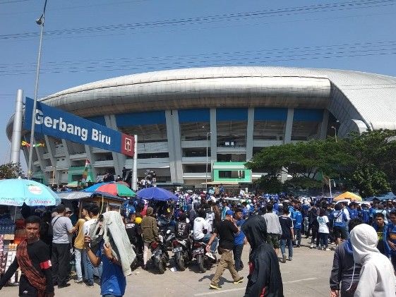 Lokasi pengeroyokan Haringga hingga tewas di Gerbang Biru Stadion GBLA. - Image