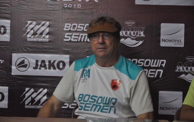 Pelatih PSM Makassar, Robert Rene Alberts, senang tiga pemain andalannya di lini depan siap main bersama. - Image