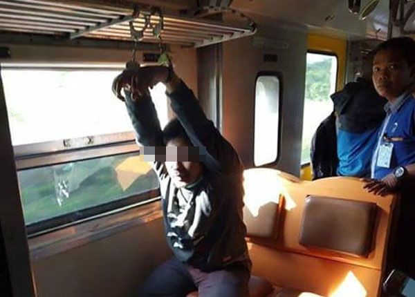 KRIMINAL: Seorang mahasiswa diborgol karena melecehkan penumpang di dalam kereta prameks, jurusan Jogja-Solo belum lama ini. - Image