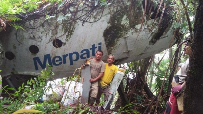 Bangkai Merpati Airlines yang mendarat darurat pada 1991 menjadi objek swafoto warga Gorontalo. - Image