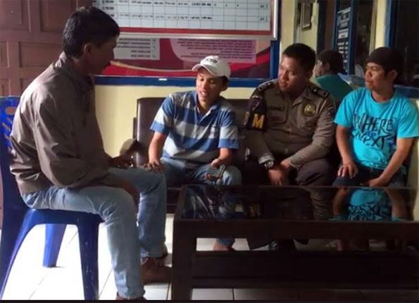 Oknum Polisi (dua dari kanan) dan supir bus Jasa Malindo, Marzulvera (pakai topi) saat menjalani mediasi di Mapolres Solok Kota, Sabtu (8/9). - Image