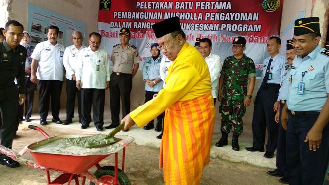Wakil Gubernur Riau, Wan Thamrin Hasyim saat meletakkan batu pertama pembangunan musala Pengayoman, yang dibangun oleh warga binaan Rutan Sialang Bungkuk, Pekanbaru, Riau, pada Rabu (1/8). - Image
