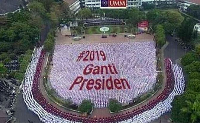 HOAX: Hoax foto formasi mahasiswa baru Universitas Muhammadiyah Malang (UMM) yang bermuatan politis. - Image