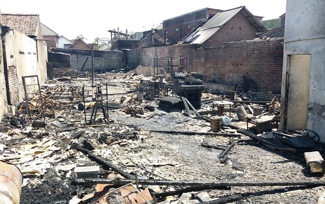Kondisi home industry sandal yang rata dengan tanah dilumat kebakaran. Di depan pabrik sudah dipasang garis polisi - Image