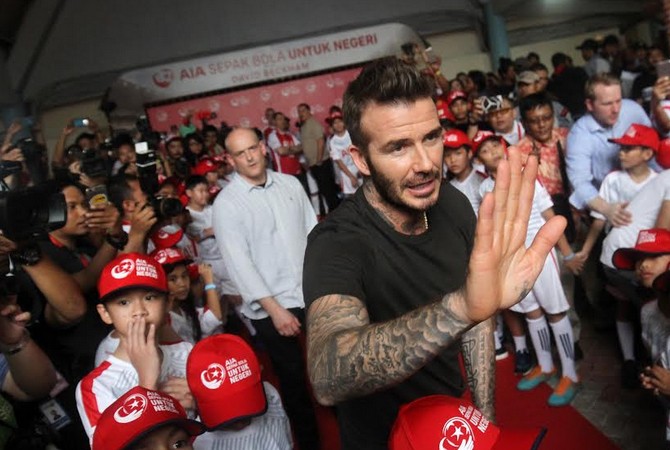 David Beckham menyapa para penggemarnya yang memadati GOR Soemantri Brodjonegoro, Kuningan, Jakarta Selatan. - Image