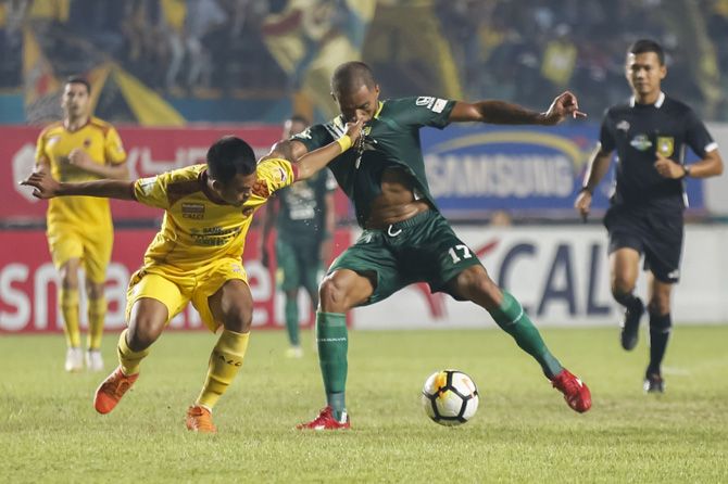 Sriwijaya FC mampu mengejar ketertinggalan dan akhirnya menyamakan kedudukan saat menjamu Persebaya - Image