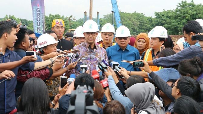 Gubernur DKI Jakarta Anies Baswedan memimpin groundbreaking Rumah DP 0 Rupiah di Pondok Kelapa, Jakarta Timur, Kamis (18/1). - Image