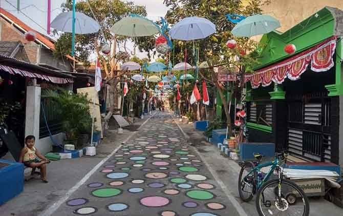 CANTIK: Tampilan baru di Jalan Mutiara 2.2, Perumnas Kota Baru Driyorejo, Gresik. - Image