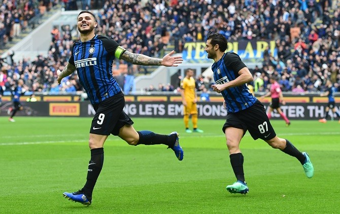 Gaya selebras Mauro Icardi usai mencetak gol dalam waktu 38 detik saja ke gawang Hellas Verona, Sabtu (31/3). - Image