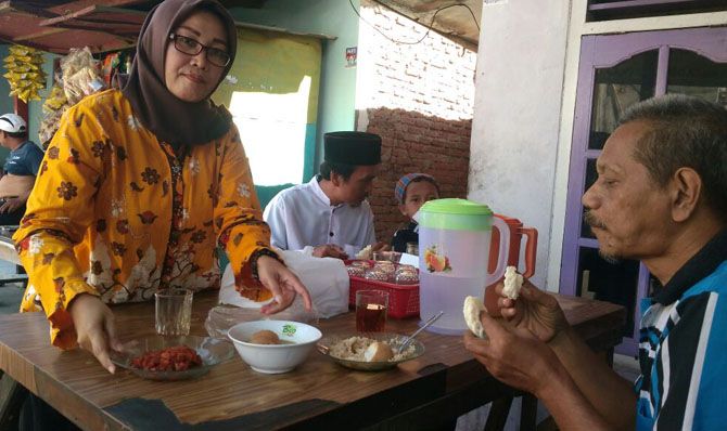 WARUNG AMAL: pemilik warung nasi, Kurniasih melayani pengunjung yang mampir di warungnya, Jumat (27/7). - Image