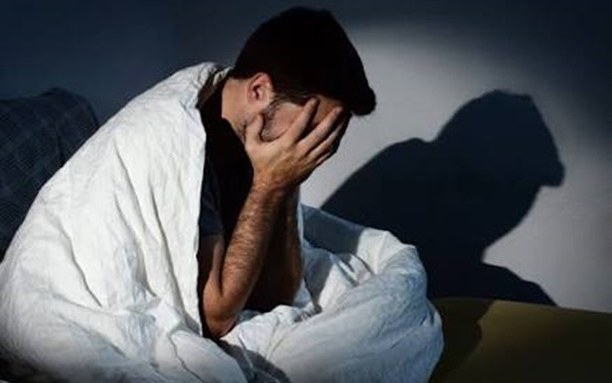 Ilustrasi seorang pria terkena insomnia - Image