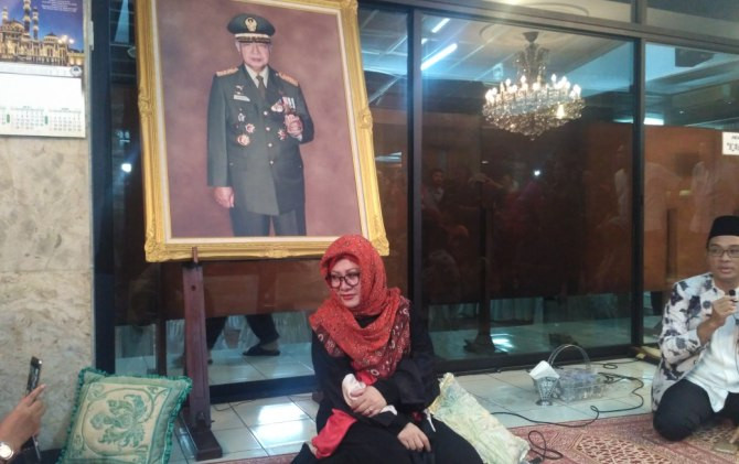 Siti Hardijanti Rukmana atau Mbak Tutut, putri pertama Presiden kedua RI Soeharto, di kediaman Jalan Cendana, Senin (4/6). - Image
