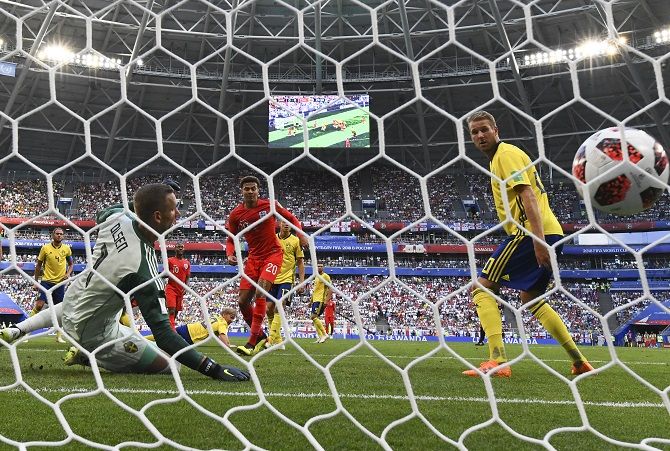 Pemain Swedia hanya bisa melongo melihat bola masuk ke dalam gawangnya. - Image