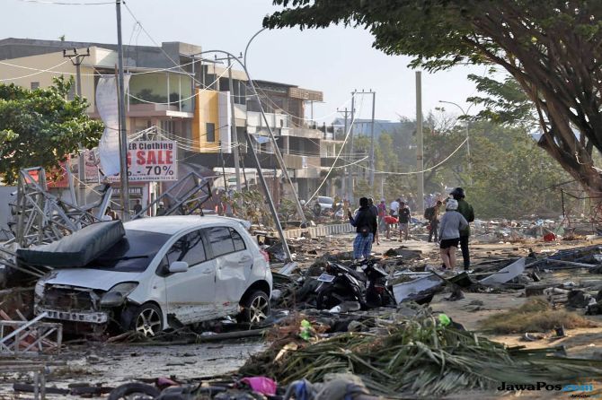 Kondisi Kota Palu setelah dilanda gempa dan tsunami. Ratusan orang meninggal dalam musibah tersebut. - Image