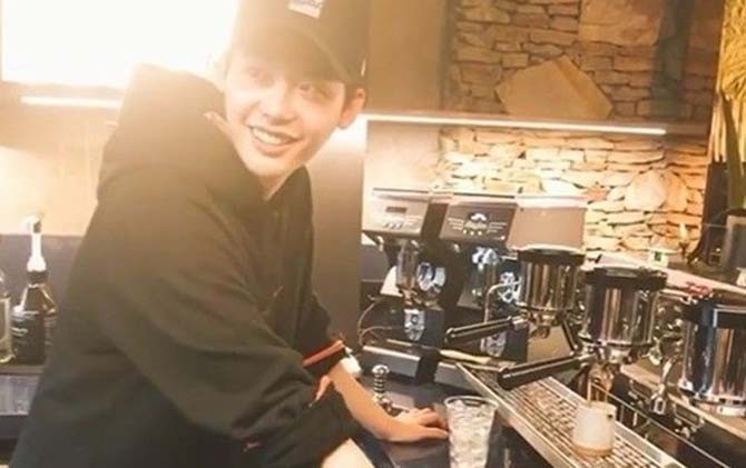 Aktor Lee Jong Suk di kafe milknya 89 Mansion. - Image