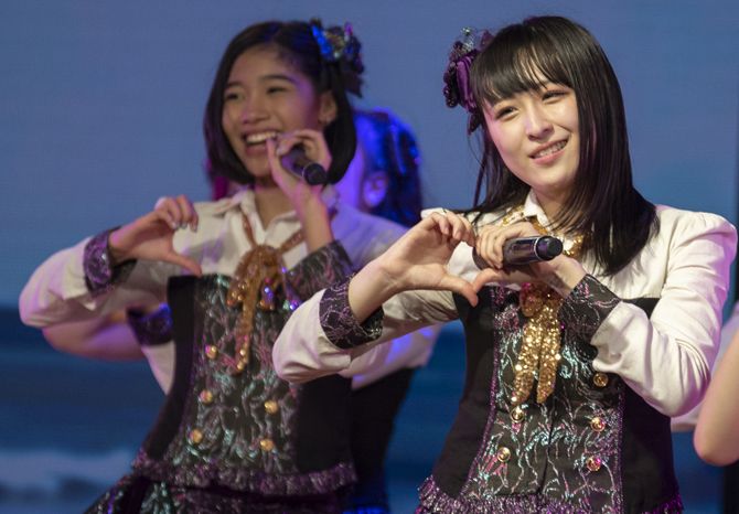 Love sign dari Sayaya saat menyanyikan lagu Karena Ku Suka Dirimu di pertunjukan teater terakhirnya bersama Tim T JKT48, Jumat (19/10) - Image