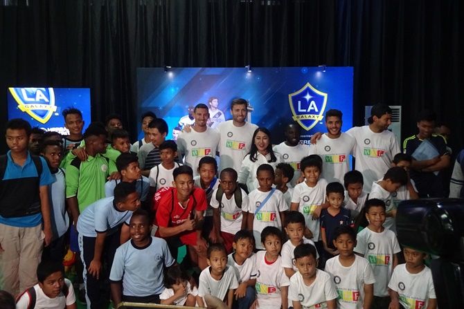 Anak-anak autisme dan panti asuhan bersama para atlet dari LA Galaxy dan Herbalife Nutrition belajar soal edukasi nutrisi dan olahraga. - Image