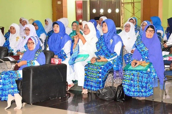 Ibu-ibu majelis taklim Kota Padang yang dilatih untuk menjadi pendakwah, Senin (9/4). - Image