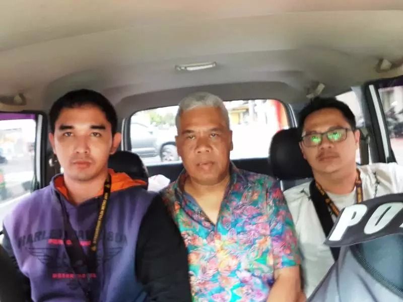 Mbah Putih diamankan pihak satgas kepolisian soal dugaan pengaturan skor - Image