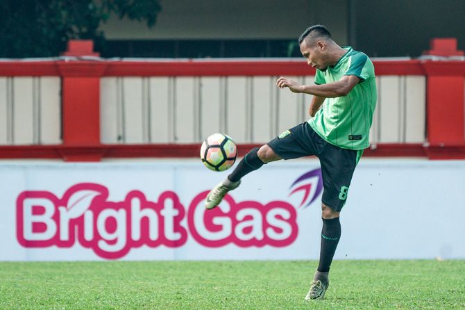 Oktafianus Fernando dipastikan absen saat Persebaya melawan Persib - Image